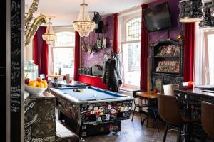 een keuken met een pooltafel in een kamer bij BackStage Hotel in Amsterdam