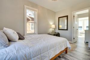 1 dormitorio con cama blanca y ventana en Waterfront Buckeye Lake Home with Deck and Dock!, en Hebron