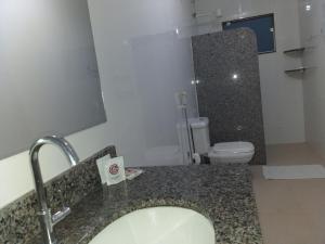 een badkamer met een wastafel en een toilet bij Lisboa Palace Hotel in Alta Floresta