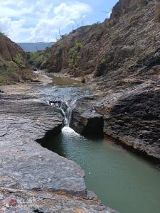 einem Wasserlauf aus einem Canyon in der Unterkunft Amonitas Glamping Deluxe in Tinjacá