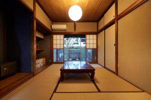 una habitación con una mesa en el medio de una habitación en 結家 -MUSUBIYA-, en Kawagoe