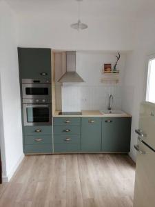 Kuchnia lub aneks kuchenny w obiekcie Apartamento completamente equipado centro Ferrol