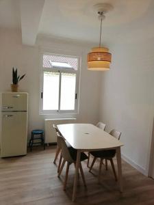 eine Küche mit einem Tisch und Stühlen sowie einem Kühlschrank in der Unterkunft Apartamento completamente equipado centro Ferrol in Ferrol