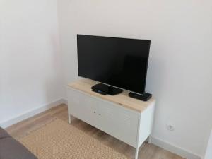 Telewizja i/lub zestaw kina domowego w obiekcie Apartamento completamente equipado centro Ferrol