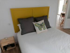białe łóżko z poduszką motyla w obiekcie Apartamento completamente equipado centro Ferrol w mieście Ferrol