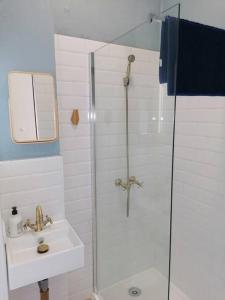 łazienka z prysznicem i umywalką w obiekcie Apartamento completamente equipado centro Ferrol w mieście Ferrol