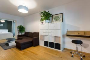 sala de estar con sofá y silla en Hamac Suites - Le confluence terrasse garage-4pers en Lyon