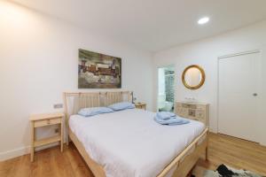 Un dormitorio con una cama y un espejo en la pared. en Alojamiento Singular, en Zamora