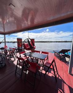 a group of tables and chairs on a boat at Flutuante Long Beach Manaus Am in Manaus