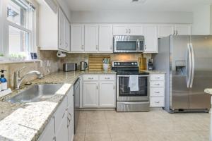 Kitchen o kitchenette sa Lovely Charlotte Home with Yard 9 Mi to Uptown!