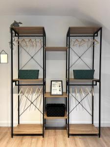 een boekenkast met drie lagen hangers bij Sali -R7-Apartmenthaus, WLAN, TV in Remscheid