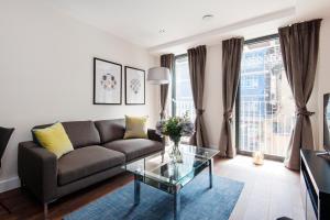 sala de estar con sofá y mesa de cristal en Twyne House Apartments en Londres