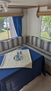 Photo de la galerie de l'établissement Mobil home avec terrasse camping du gouffre numéro 88 plougrescant, à Plougrescant