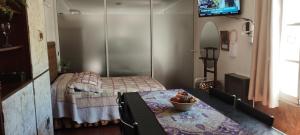 een slaapkamer met 2 bedden en een tafel met een fruitschaal erop bij Mi Loft in Tandil