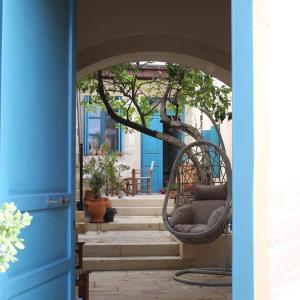 パノルモス・レティムノにあるVilla Aposperitisの家の前の椅子付き青い扉