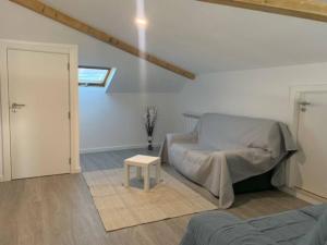 - un salon avec un lit et une table dans l'établissement 5 bedrooms chalet with terrace and wifi at Coimbra 5 km away from the beach, 