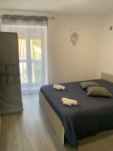 um quarto com uma cama com duas toalhas em 5 bedrooms chalet with terrace and wifi at Coimbra 5 km away from the beach 
