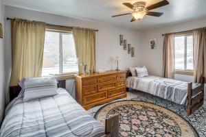 um quarto com 2 camas e uma cómoda em Billings Home with Trampoline, Gas Grill and Fire Pit! em Billings