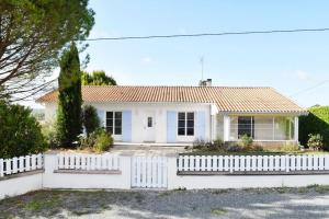 een wit huis met een wit hek bij Maison à 6 km de Eymet piscine chauffée. in Roumagne