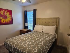 Postel nebo postele na pokoji v ubytování Newly remodeled 5 BR in North -Central Memphis
