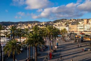 Blick auf eine Stadt mit Palmen und Gebäuden in der Unterkunft U Genova in Genua