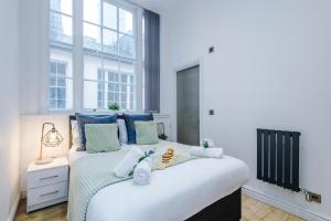 a bedroom with two beds with blue pillows at Splendid Flat Near Beatles Museum in Liverpool