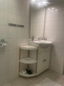 W łazience znajduje się umywalka i lustro. w obiekcie Katarina w Bledzie