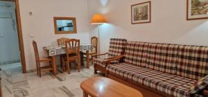 sala de estar con sofá y mesa en Paraiso Esperanto - Fincas Arena, en Benidorm