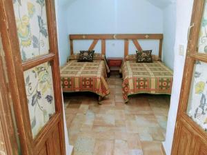 Habitación con 2 camas en una habitación en 3 bedrooms property with private pool at Cortes y Graena, en Graena