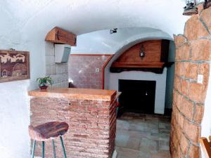 cocina con encimera de ladrillo y silla en 3 bedrooms property with private pool at Cortes y Graena, en Graena