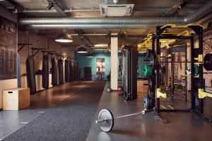 een fitnessruimte met veel fitnessapparatuur bij Van der Valk Hotel Stein Urmond in Urmond