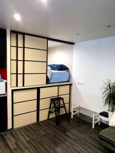 - une chambre avec des lits superposés et un tabouret dans l'établissement Appartement d'une chambre avec terrasse et wifi a Poissy, à Poissy