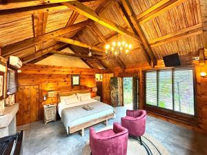 Una cama o camas en una habitación de Chamarel Mountain chalets