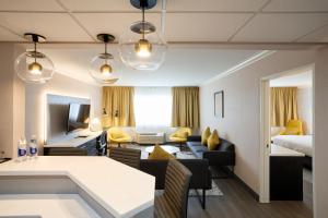 Katil atau katil-katil dalam bilik di Gateway Hotel and Conference Center