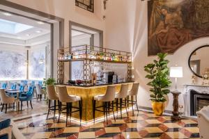 um bar numa sala com cadeiras e uma lareira em Golden Tower Hotel & Spa em Florença