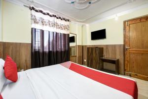a bedroom with a bed with a red and white blanket at Woods Imperial Kufri in Shimla