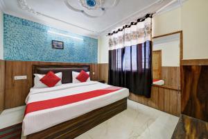 una camera da letto con un grande letto con cuscini rossi di Woods Imperial Kufri a Shimla
