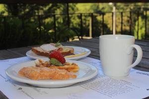tres platos de comida y una taza de café en una mesa en Villa Italia hospedagem, en Gramado