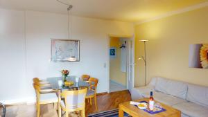 ein Wohnzimmer mit einem Tisch und einem Sofa in der Unterkunft NeuKlosterhof App. 23 in Pelzerhaken