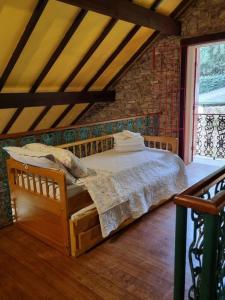 1 dormitorio con cama de madera en el ático en Chalé de Correas, en Petrópolis