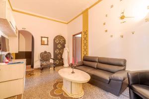 ein Wohnzimmer mit einem Sofa und einem Tisch in der Unterkunft Genova La Fortuna Roomy Apt & Panoramic Balcony in Genua
