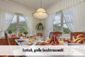 eine Küche mit einem Tisch mit Brot und Orangensaft in der Unterkunft Schindelhäusle Schillerstraße in Alpirsbach