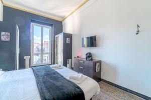 ein Schlafzimmer mit einem großen Bett und einem Fenster in der Unterkunft Genova La Fortuna Roomy Apt & Panoramic Balcony in Genua