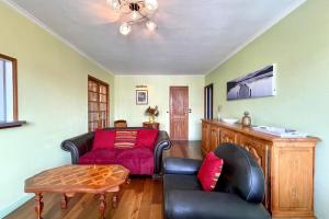 sala de estar con sofá y mesa en Suites Rive Gauche - Chilly Mazarin - Chez Helene en Chilly-Mazarin