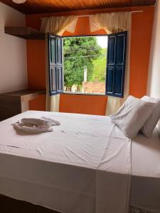 a bed in a room with a window at Pousada Brilho da Chapada New in Lençóis