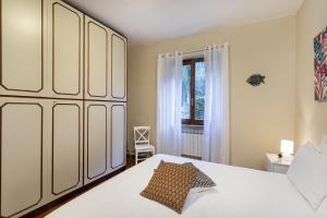 a bedroom with a white bed and a window at Una Palma a Camogli by Wonderful Italy in Camogli
