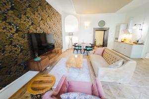 a living room with a couch and a table at Opera apartments - Mestský palác in Banská Štiavnica
