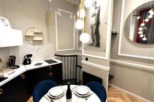 巴黎的住宿－Palais Royal - Chez Lucas，一间带桌子和蓝色椅子的用餐室