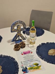 una mesa con una botella de vino y una copa en APARTAMENTO VERA COAST 123, en Playas de Vera