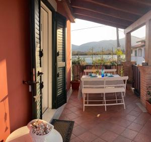 サルザーナにあるGinevra's Homeの水辺の景色を望むパティオ(白いテーブル付)